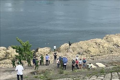 Tắm sông Đà, hai bé gái đuối nước thương tâm
