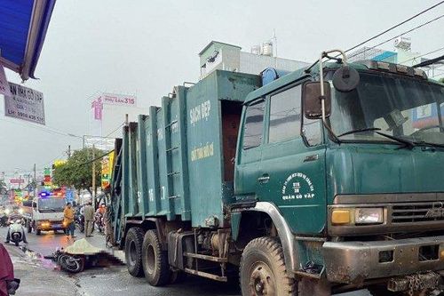 TP.HCM: Va chạm với xe chở rác, người đàn ông đi xe máy tử vong
