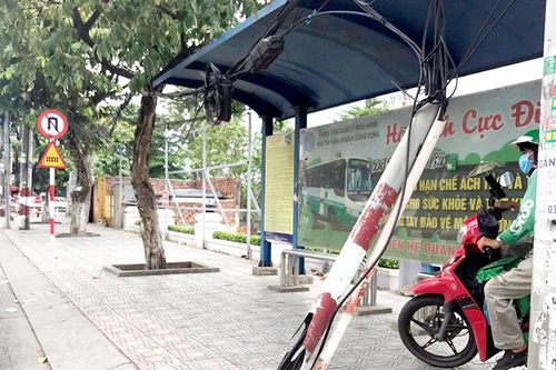 Cáp viễn thông 'níu' nhà chờ xe buýt