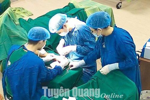Phẫu thuật cấp cứu thành công cho bệnh nhân bị đứt gần rời ngón tay do tai nạn lao động