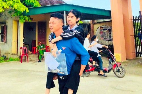 Bí thư Đoàn xã cõng học sinh bị xương thủy tinh đến trường thi