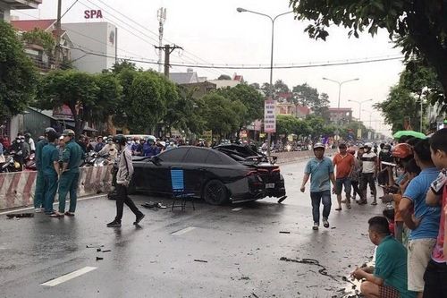 Bình Dương: Ôtô mất lái đâm hàng loạt phương tiện, 3 người bị thương