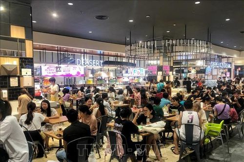 Các trung tâm thương mại trở thành nơi tránh nóng cho trẻ em Thủ đô