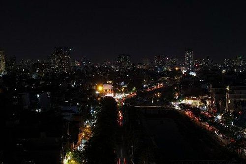 Hà Nội: Nhiều tuyến đường, tòa nhà tối sầm vì cắt giảm tiêu thụ điện