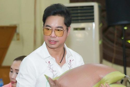 Ngọc Sơn 'lẻ bóng', sống xa hoa trong biệt thự dát vàng ở tuổi 55