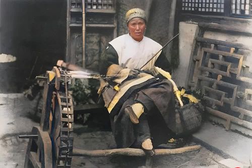 Loạt ảnh màu thời nhà Thanh: Nữ quý tộc lần đầu khoe 'chân gót sen', người đàn ông làm công việc của phụ nữ