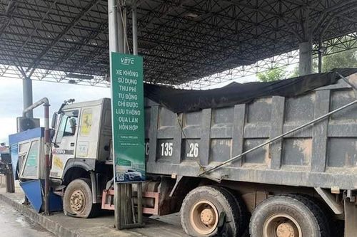 Xe tải tông hỏng cabin trạm thu phí sau khi va chạm với ô tô