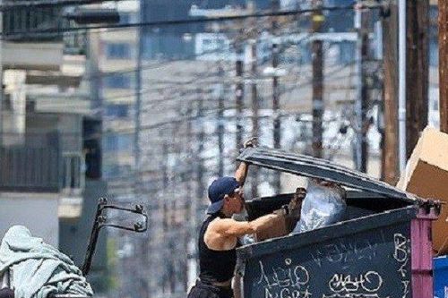 Người mẫu nức tiếng một thời giờ tàn tạ, phải bới rác kiếm ăn qua ngày