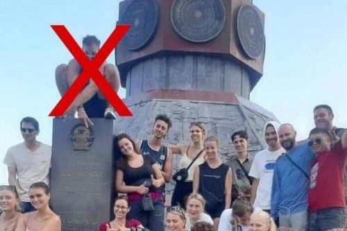 Du khách nước ngoài ngồi lên tấm bia khắc hình Quốc huy: Sở Văn hóa Hà Giang nói gì?