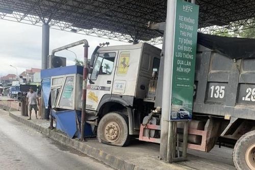 Test ma túy và nồng độ cồn lái xe tông vào cabin Trạm thu phí Phú Bài