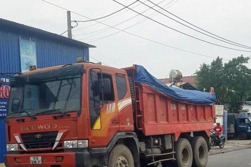 Thanh niên lồm cồm bò trước bánh xe ben sau TNGT