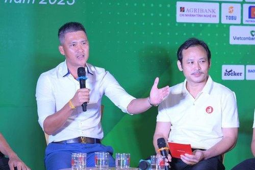 Lê Công Vinh giao lưu cùng cầu thủ nhí ở Giải Bóng đá Cúp Báo Nghệ An