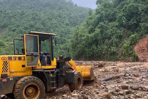 Mưa lớn gây tắc đường tỉnh lộ 140 tại Điện Biên