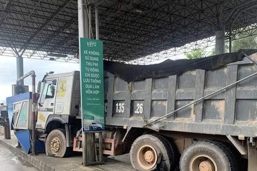 Xe 'hổ vồ' húc ô-tô con…