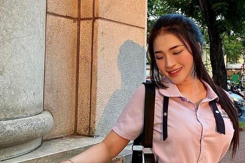 Cô gái Đồng Nai mặc đồng phục Thái Lan, khoe dáng trên đường phố