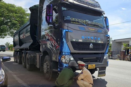 Quảng Trị: Va chạm với xe ôtô đầu kéo khiến một người phụ nữ tử vong