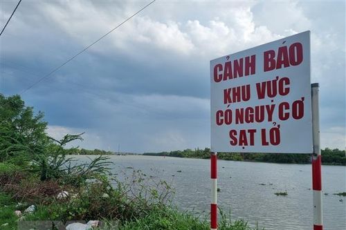 Long An: Công bố tình huống khẩn cấp tại bờ sông Cần Giuộc, Vàm Cỏ Tây
