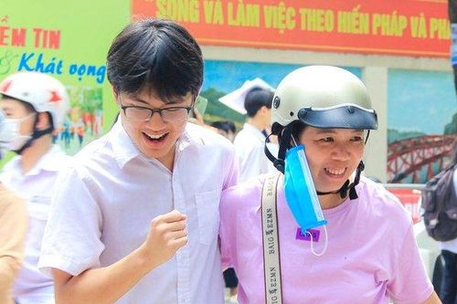 Hà Nội: Sỹ tử rạng rỡ sau khi hoàn thành môn thi cuối cùng