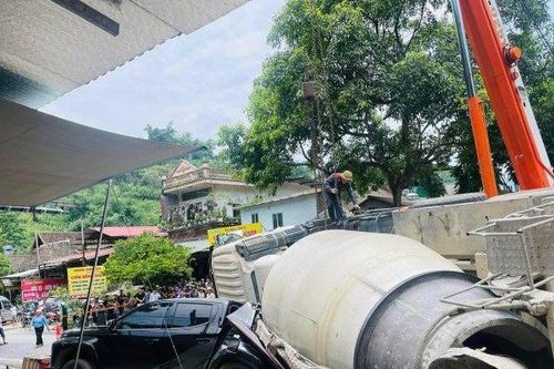 Thông tin ban đầu vụ xe bồn lật đè ô tô bán tải và xe máy chở 3 người