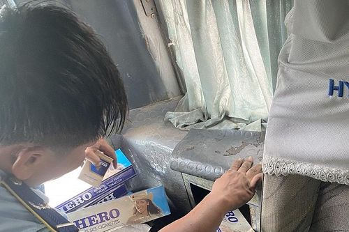 Kiên Giang: Phát hiện thuốc lá điếu nhập lậu cất giấu dưới hầm ô tô khách