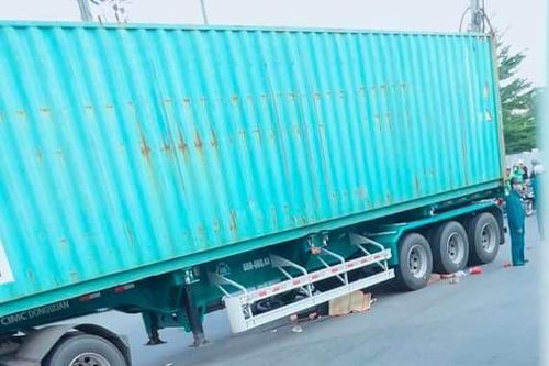 TP Hồ Chí Minh: Va chạm với xe container, 2 mẹ con tử vong thương tâm