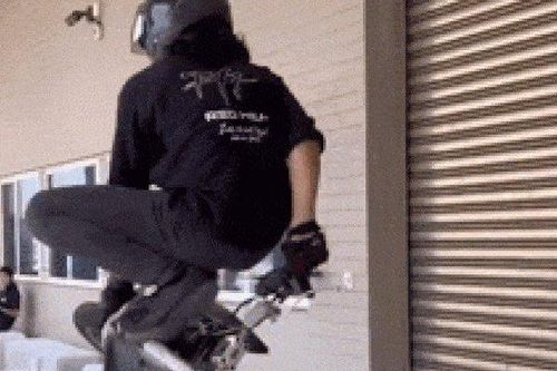 Clip: Bốc đầu, ngồi trên gác tay lái chạy xe như diễn xiếc
