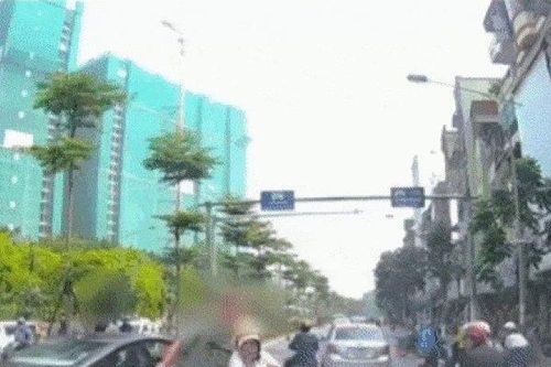 Clip: Ninja dừng xe giữa đường nghe điện thoại rất 'ngang ngược'