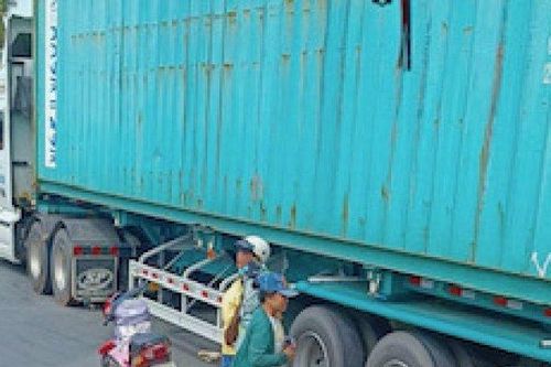 Hai mẹ con bị xe container cán tử vong khi qua vòng xoay 'tử thần'