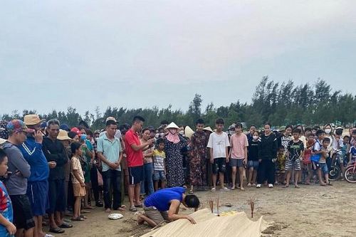 Ông dẫn các cháu đi tắm biển, 3 cháu bị đuối nước