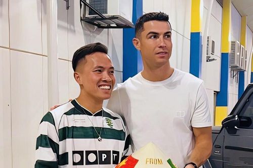 Đỗ Kim Phúc tặng Cristiano Ronaldo món quà đậm chất Việt Nam