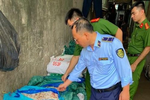 Phát hiện gần 1 tấn cánh gà không rõ nguồn gốc
