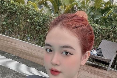 Vợ Vũ Tiến Long gây sốt khi khoe dáng gợi cảm ở bể bơi