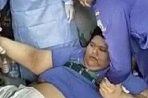 Phá cửa, dùng xe nâng mới đưa được thanh niên nặng 300kg đi viện