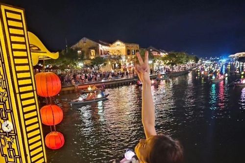 Thái Y Lâm diện áo dài, tắm biển ở Hội An