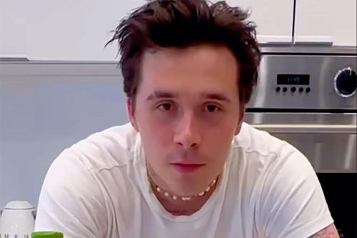 Brooklyn Beckham lại gây tranh cãi vì nấu ăn