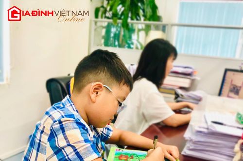 Nghỉ hè của trẻ thành phố: Hết bị 'kẹp nách' lên cơ quan lại vùi đầu học thêm