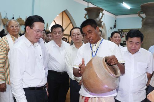 Chủ tịch nước Võ Văn Thưởng thăm Làng nghề gốm Bàu Trúc ở Ninh Thuận