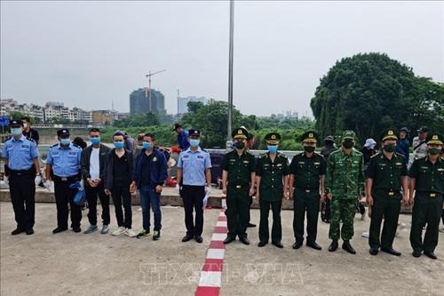 Bàn giao 3 đối tượng nhập cảnh trái phép cho Trạm Kiểm tra Biên phòng Đông Hưng, Trung Quốc