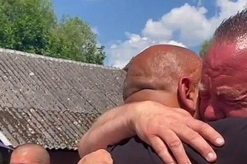Đang dự lễ tang, ngớ người khi thấy 'người chết' từ trực thăng bước xuống