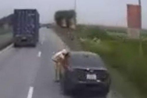 Clip: Khoảnh khắc xe đầu kéo tông trúng chiến sĩ CSGT ở Hà Nam