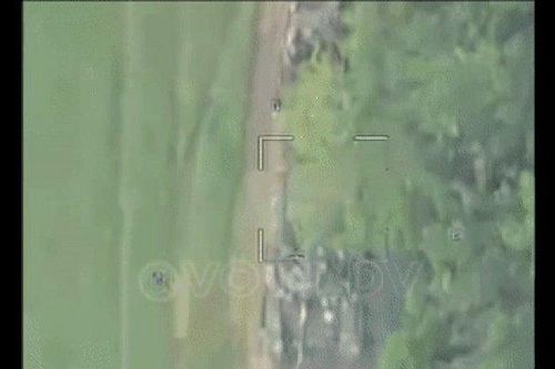 Xe tăng Ukraine chèn lên xe bọc thép đồng đội khi UAV Nga tập kích