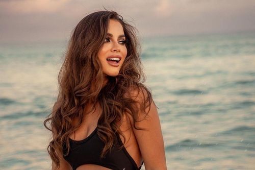 Thí sinh Hoa hậu Hòa bình ngã xuống bể bơi khi thi bikini