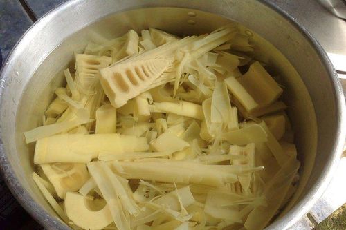 Uống nhiều nước măng, một phụ nữ ngộ độc nặng