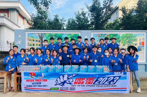 Đội quân áo xanh 'đội nắng, dầm mưa' cùng sĩ tử 'vượt vũ môn'