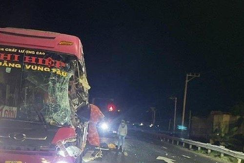 Hai xe khách đâm nhau trên quốc lộ khiến nhiều người thương vong