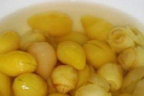 Người đàn ông 57 tuổi nhập viện sau khi ăn 50 hạt bạch quả