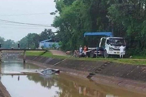 Ô tô con chở 4 người bất ngờ lao xuống kênh
