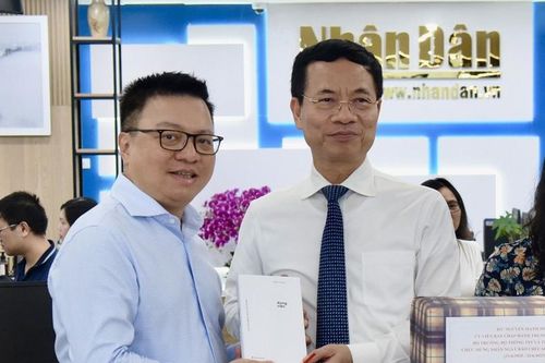 Bộ trưởng Bộ Thông tin và Truyền thông thăm tòa soạn hội tụ của Báo Nhân Dân