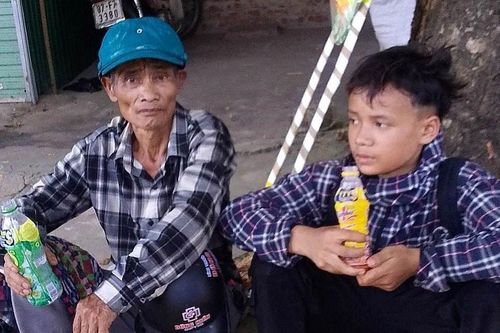 Hai lao động đi bộ về quê sau nhiều tháng bị 'quỵt' lương