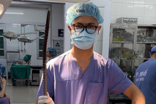 Cứu sống một thanh niên bị thanh xà beng dài 90cm đâm xuyên cổ